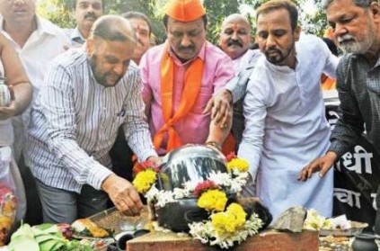 Pune group conducts funeral for helmet as it causes hair loss