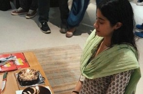 முதியோர் இல்லத்தில் பிறந்தநாள் கொண்டாடிய 'ஜான்வி' கபூர்