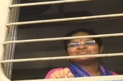 Railway police help pregnant lady get down train in Chennai